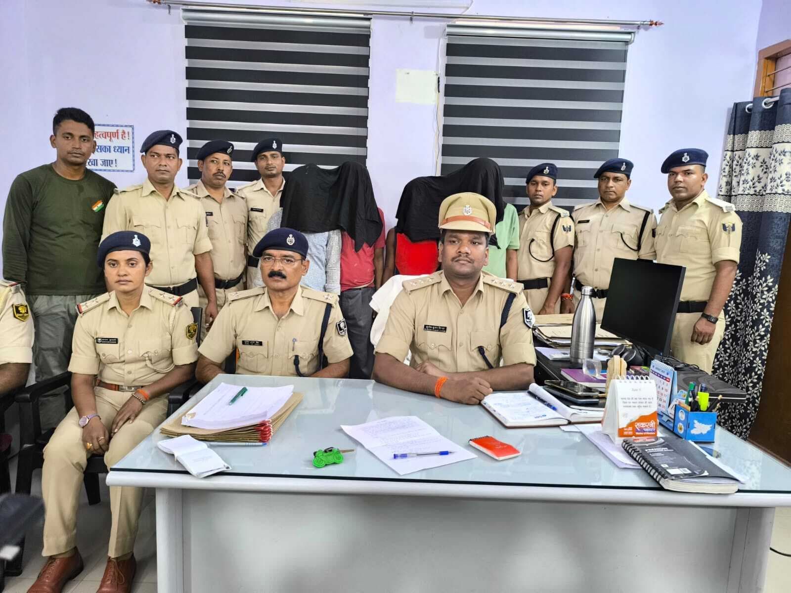 चालक को बंधक बना कर थिनर लोड पिकअप लूटा, सामान सहित चार बदमाश गिरफ्तार