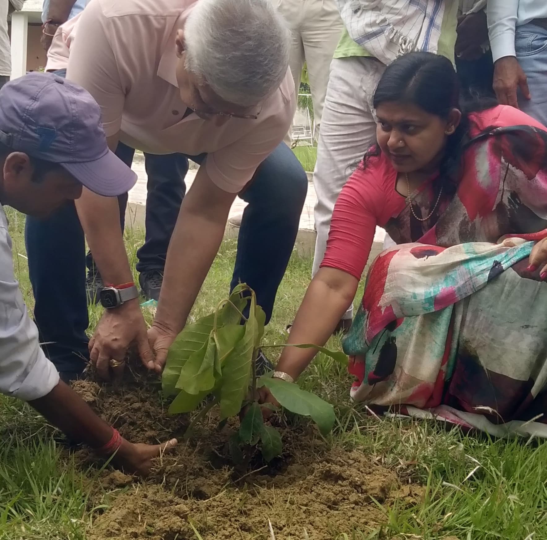 Madhubani News : गुजरात के पूर्व डीजीपी ने स्कूल परिसर में किया पौधारोपण