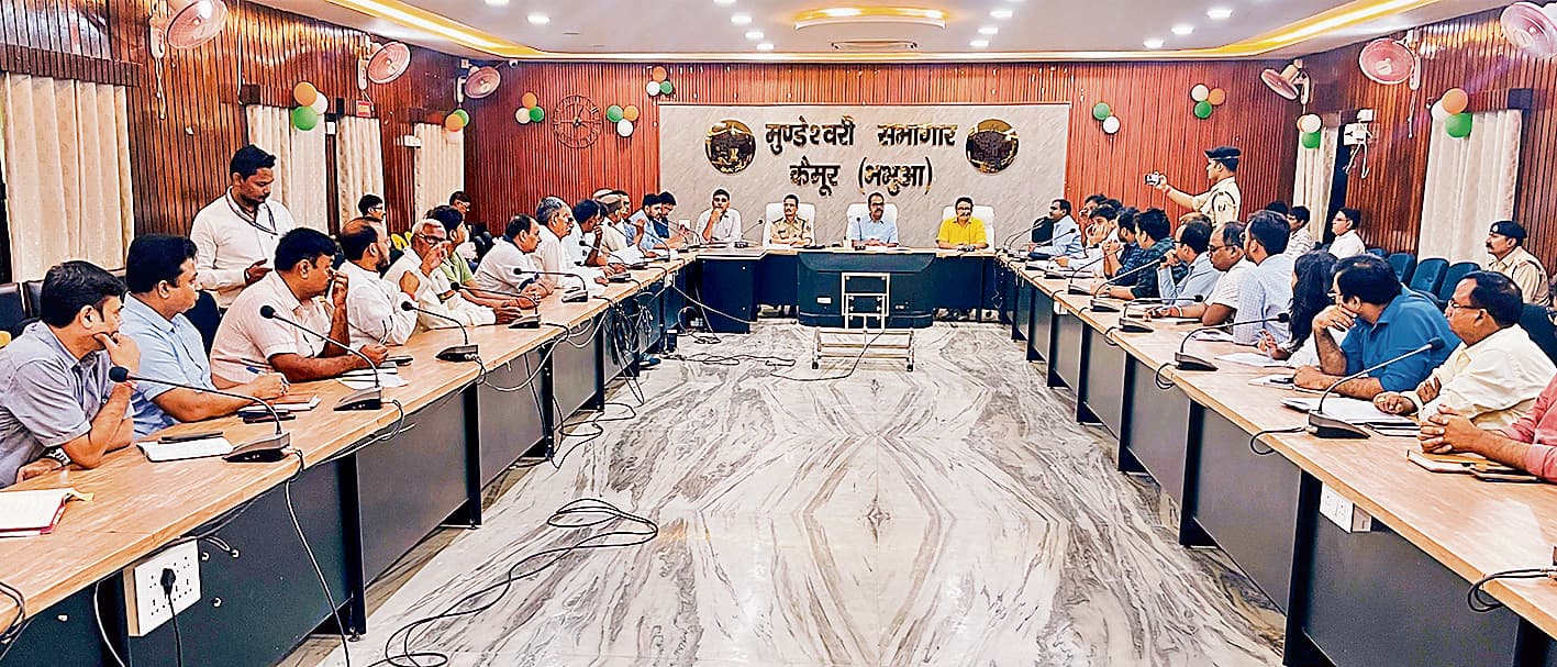 Kaimur news : डीएम की बैठक में देर से पहुंचे 20 अधिकारियों के लिए गेट किया गया बंद, जवाब तलब