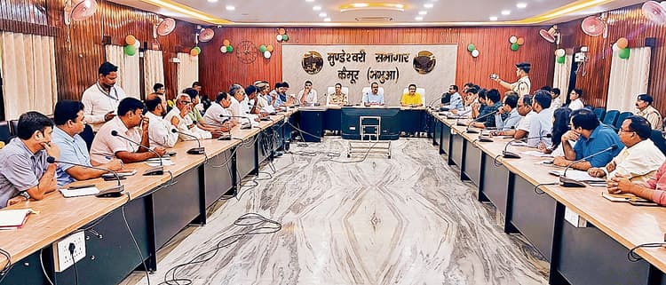 Kaimur news : डीएम की बैठक में देर से पहुंचे 20 अधिकारियों के लिए गेट किया गया बंद, जवाब तलब