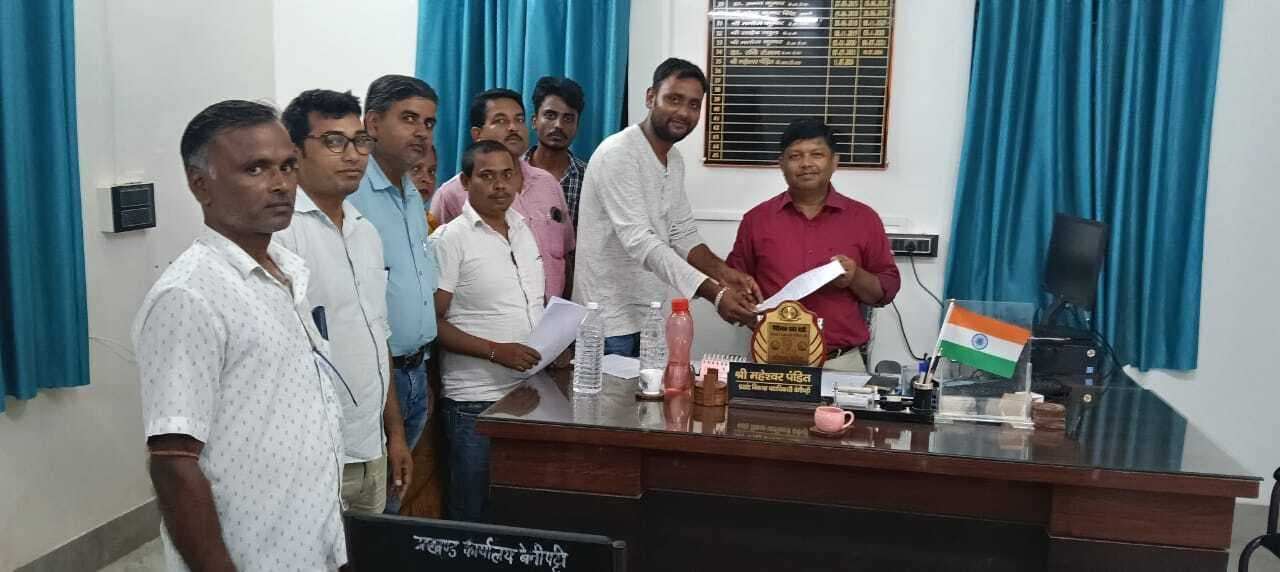 Madhubani News : स्वच्छता पर्यवेक्षक व कर्मी संघ ने बीडीओ को सौंपा ज्ञापन