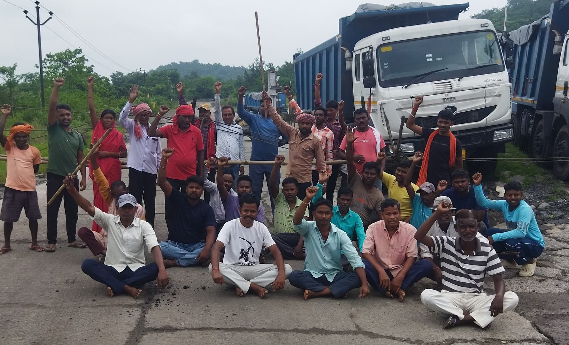 Bokaro News : काम चालू करने की मांग को लेकर मजदूरों ने किया आंदोलन