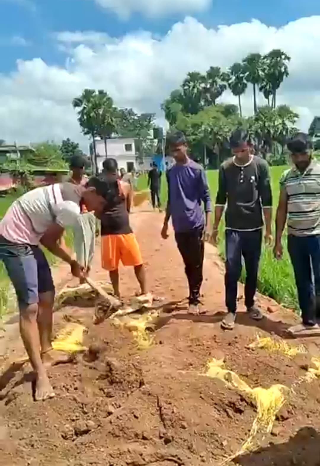 चंदा जुटाकर ग्रामीणों ने बनाया स्कूल जाने का रास्ता