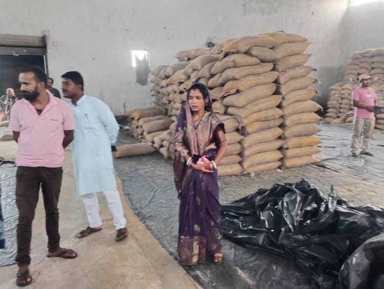 hajipur news. एसएफसी गोदाम से बिना वजन किये डीलरों को खाद्यान देने पर प्रमुख ने जतायी नाराजगी