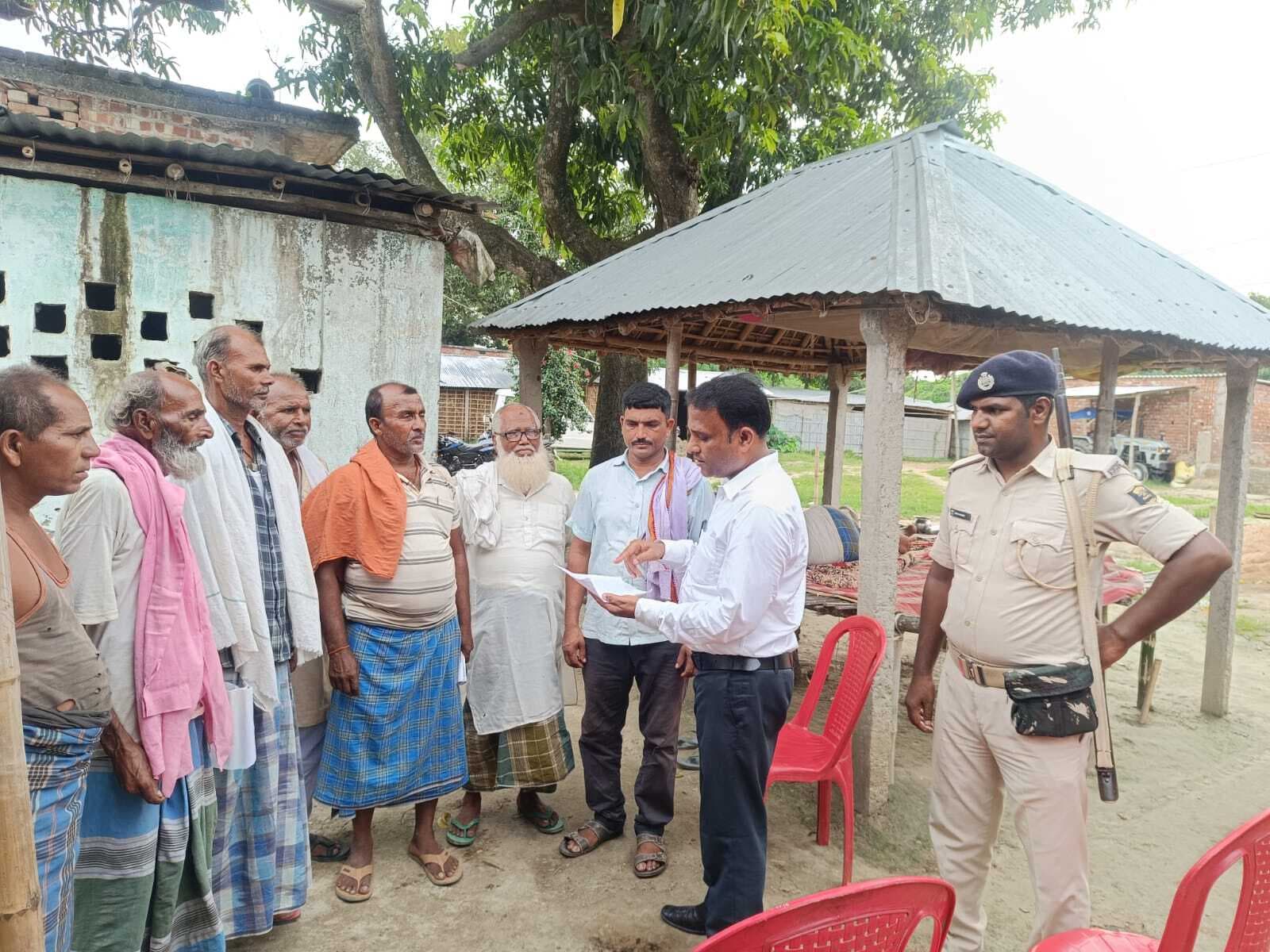रैयतों के घर-घर जाकर जमाबंदी पंजी वितरण शुरू