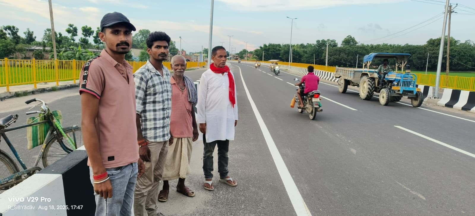 बेला गांव के नजदीक हो रही सड़क दुर्घटना पर डिवाइडर हटाने की मांग