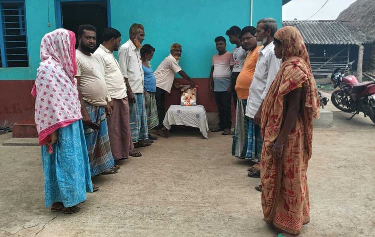 कांग्रेस कार्यकर्ताओं ने राजीव गांधी की मनाई जयंती