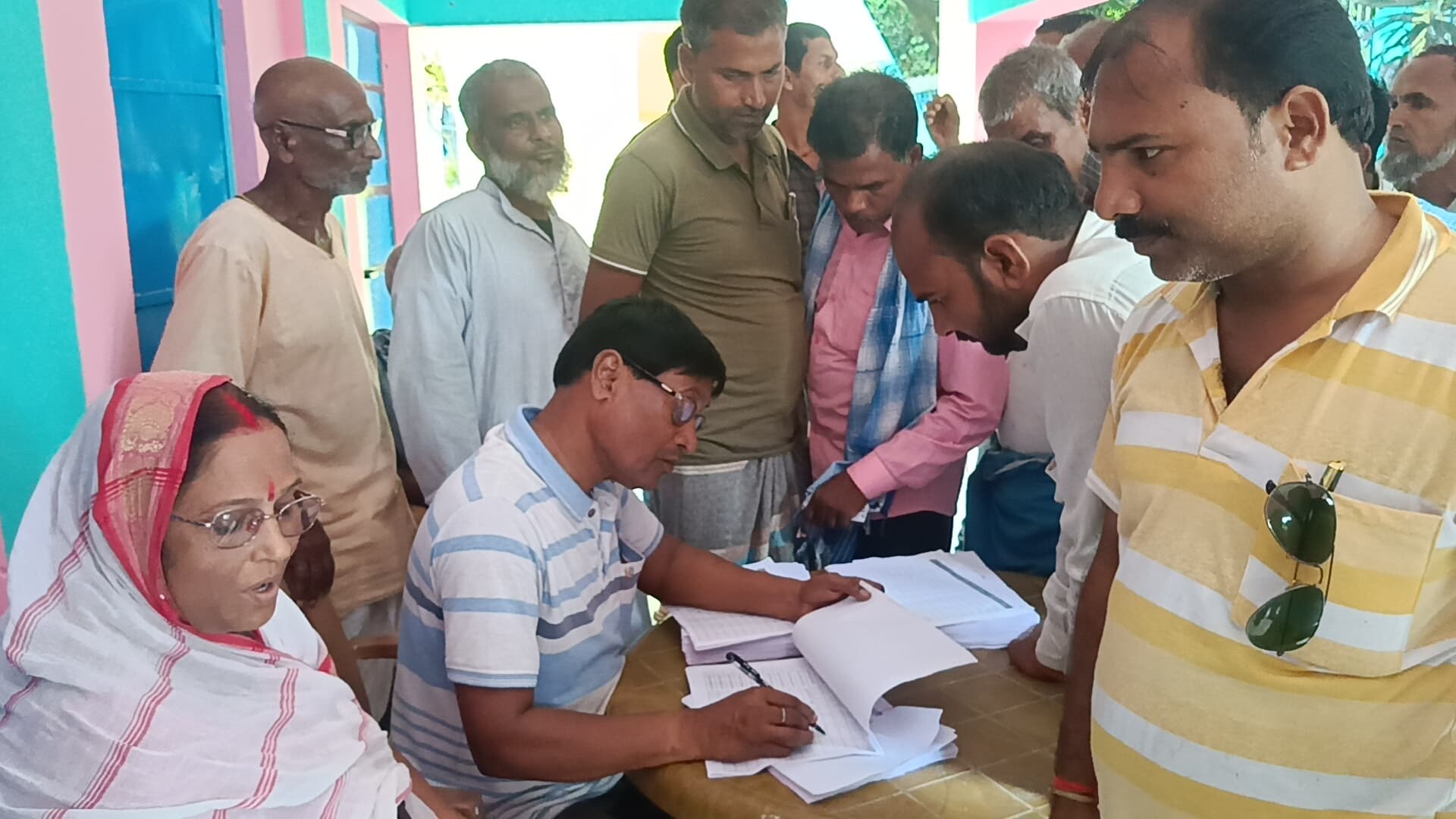 राजस्व महाअभियान के तहत परमानंदपुर पंचायत में जमाबंदी प्रपत्र का वितरण