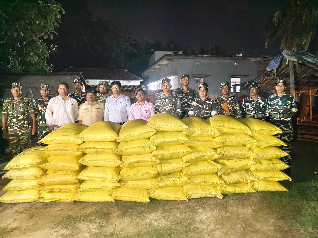 किसान के घर से 46 बोरी खाद जब्त