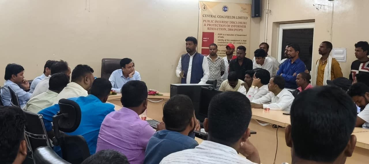 विस्थापित प्रभावित संघ ने प्रबंधन से ठेका कार्य में प्राथमिकता देने की मांग की