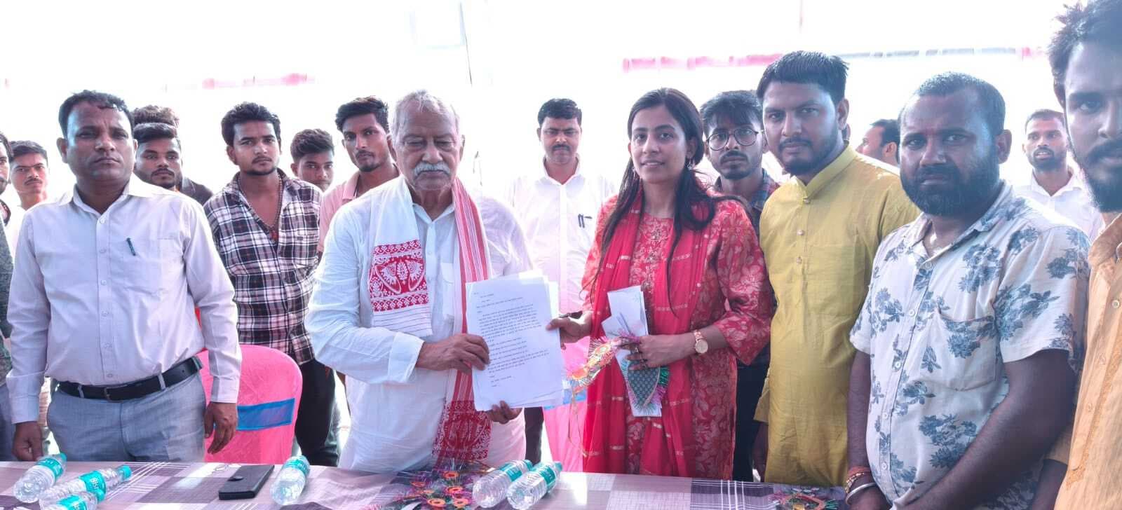 जोतैली पंचायत में खेल मैदान की मांग को लेकर विधायक को सौंपा आवेदन