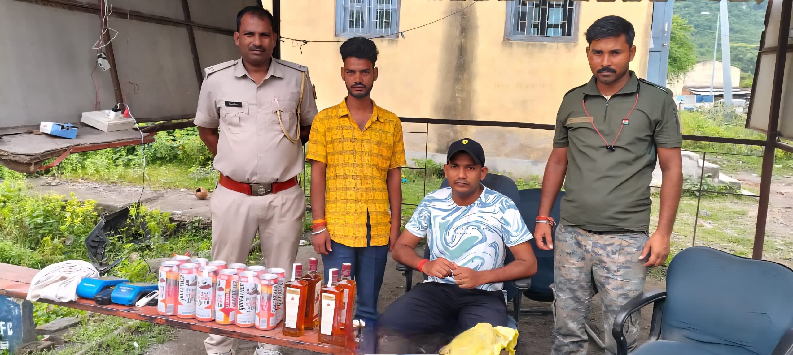 जांच चौकी पर यात्री बसों से दो तस्कर गिरफ्तार