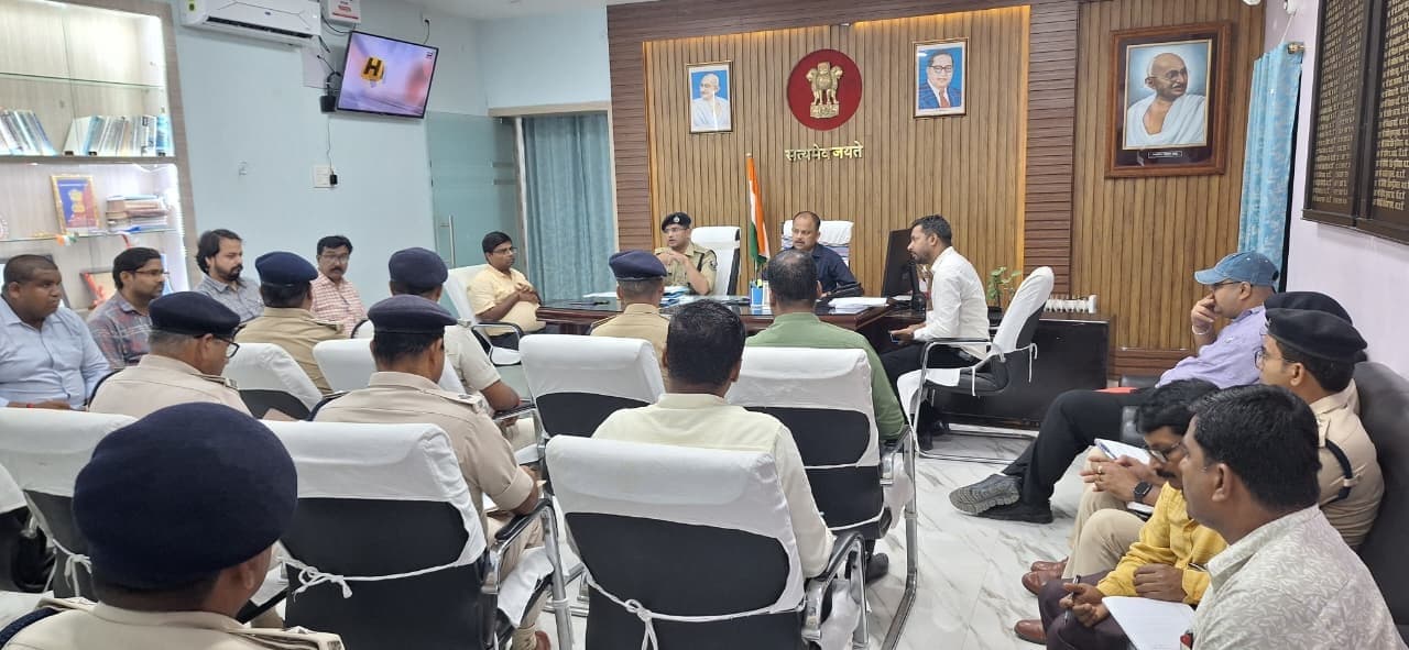 आगामी विस चुनाव की विधि व्यवस्था को ले डीएम व एसपी ने की बैठक