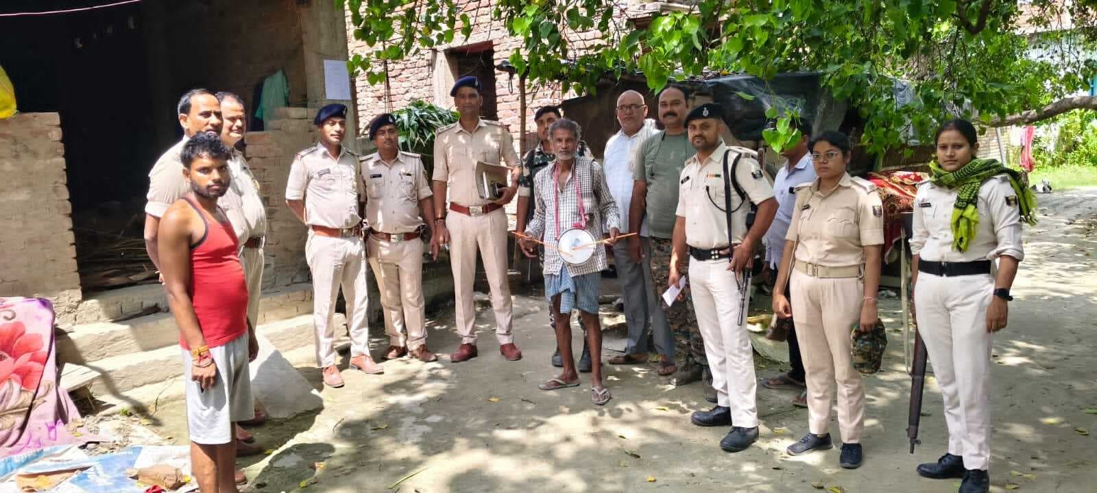 Samastipur News:हत्या के आरोपित के घर चस्पाया इश्तहार