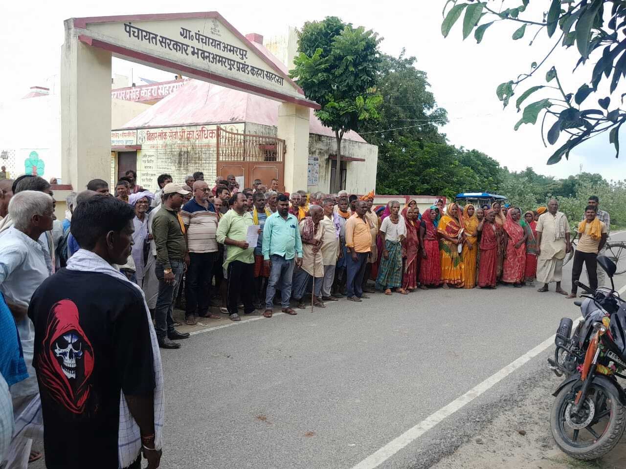 समय से घंटों लेट पहुंचे राजस्व कर्मचारी, लाभुकों ने किया विराेध प्रदर्शन