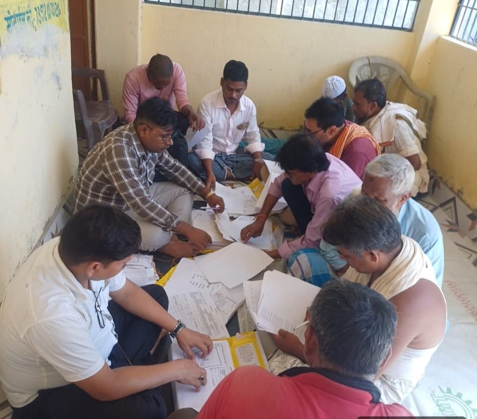घर-घर जाकर जमीन के कागज की सुधार करवा रहे कर्मचारी