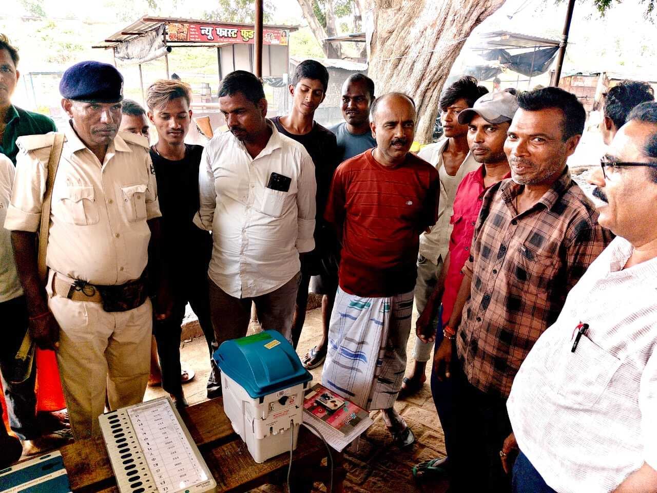 1405 मतदान भवनों पर मतदाताओं को इवीएम से वोटिंग की दी गयी जानकारी