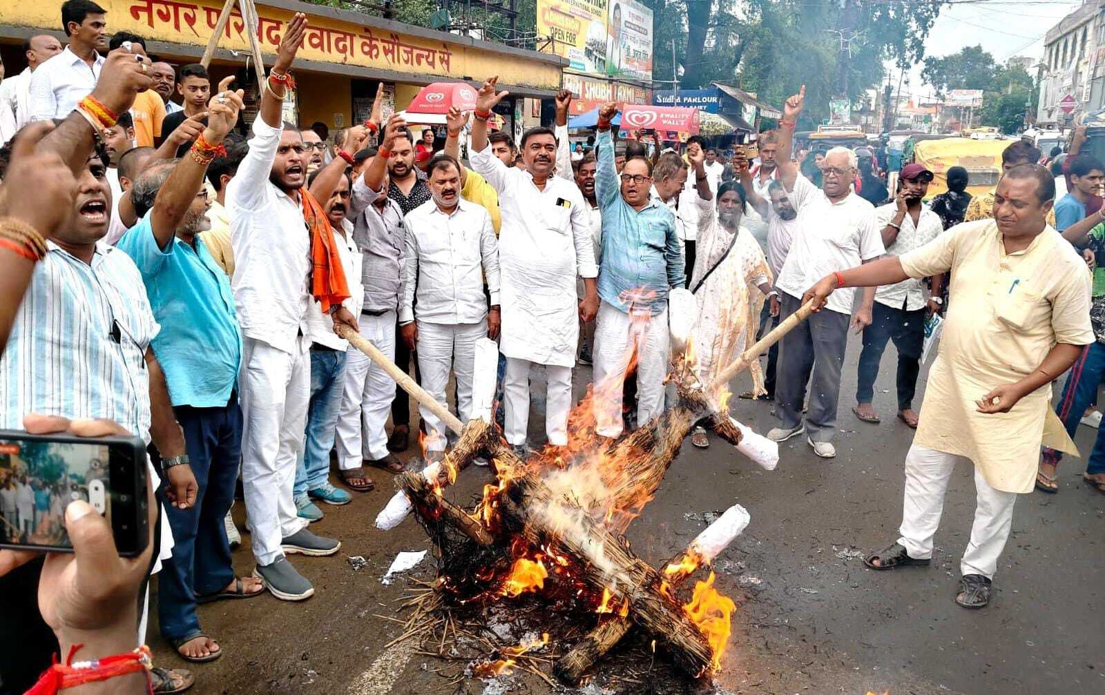 पीएम मोदी के पोस्टर फाड़ने पर भाजपा कार्यकर्ताओं का फूटा गुस्सा