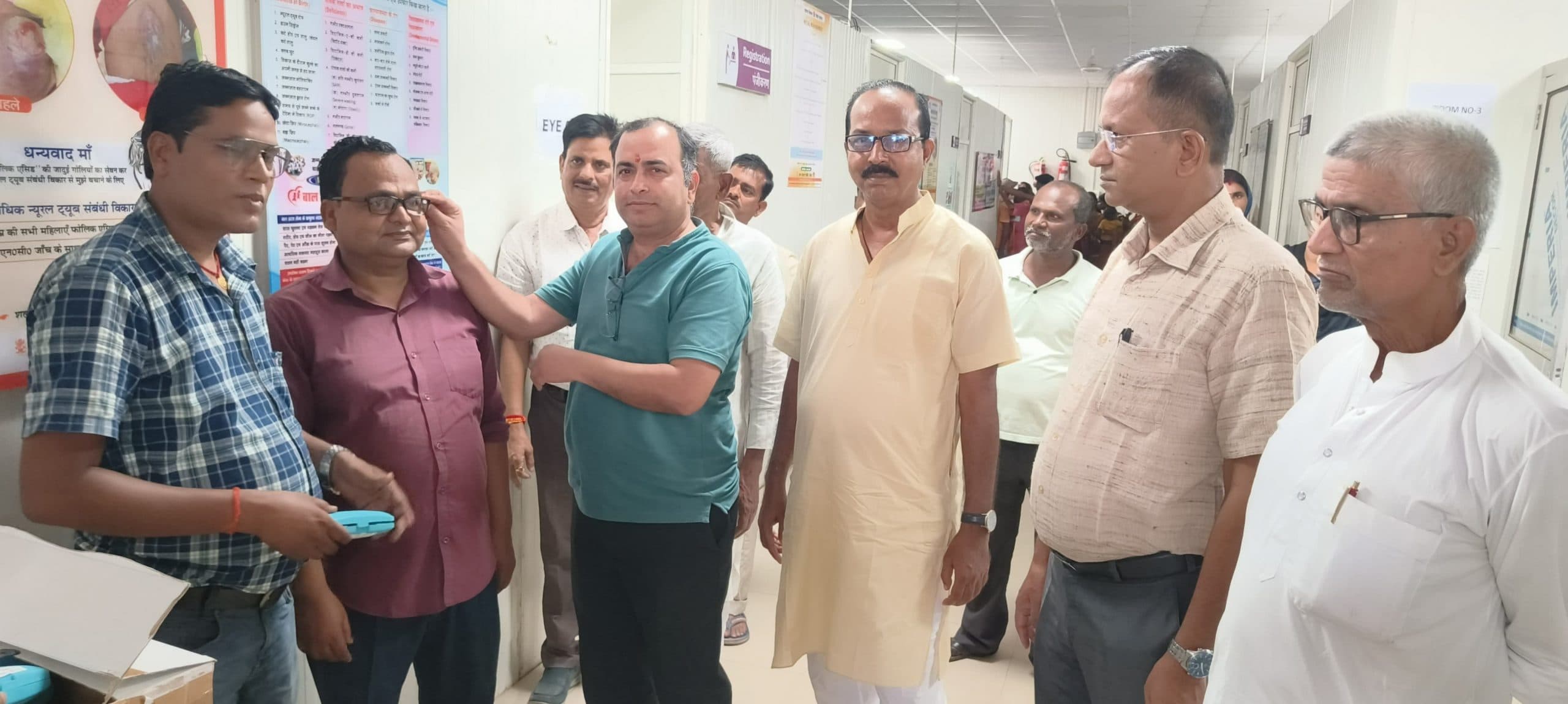 रोगी कल्याण समिति की ओर से मरीजों को मिला निःशुल्क चश्मा
