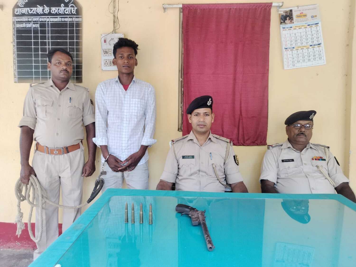 कट्टा व चार कारतूस के साथ युवक गिरफ्तार