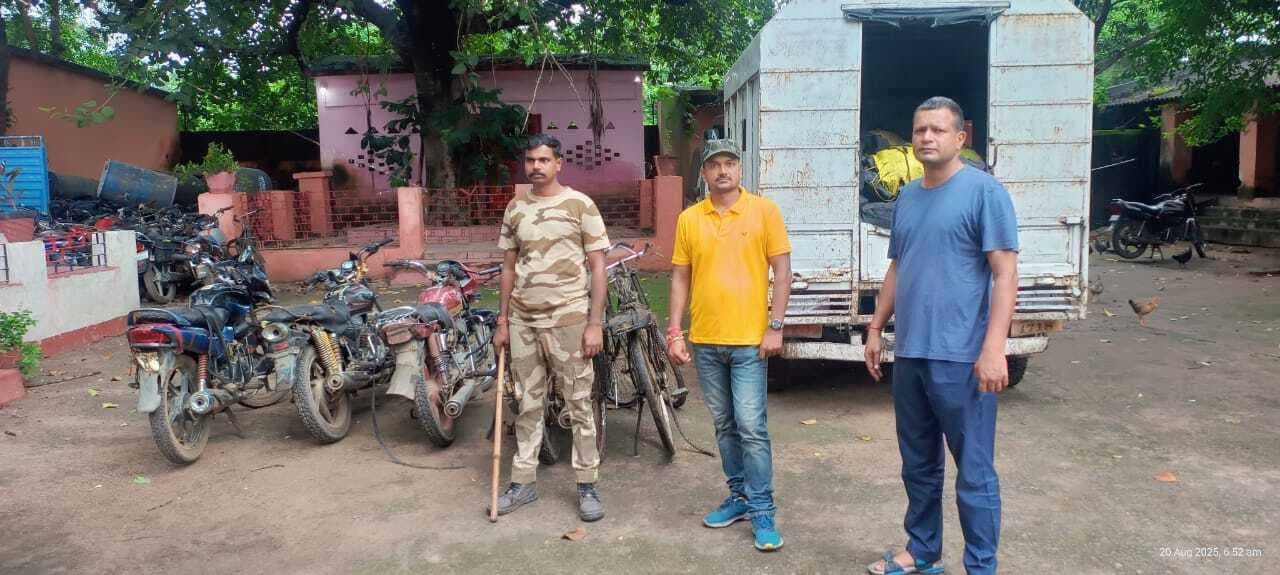 संयुक्त छापेमारी में 3.5 टन कोयला समेत चार बाइक व दो साइकिल जब्त