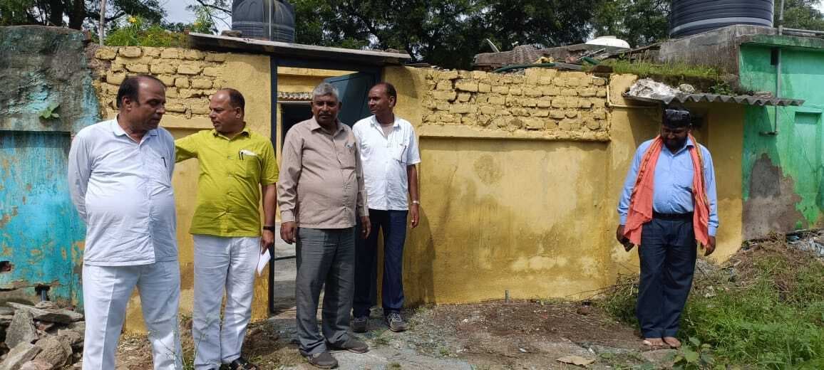 एनके एरिया कल्याण समिति सदस्यों ने जर्जर क्वार्टर का निरीक्षण किया, जारी की तसवीरें