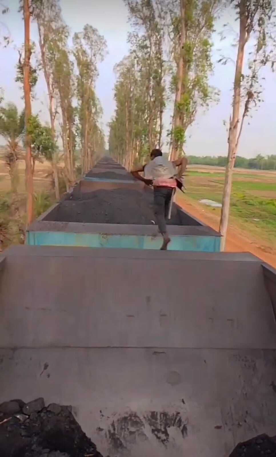 चलती मालगाड़ी में नाबालिग कोयला चोरों का खतरनाक व जानलेवा स्टंट का वीडियो हो रहा वायरल