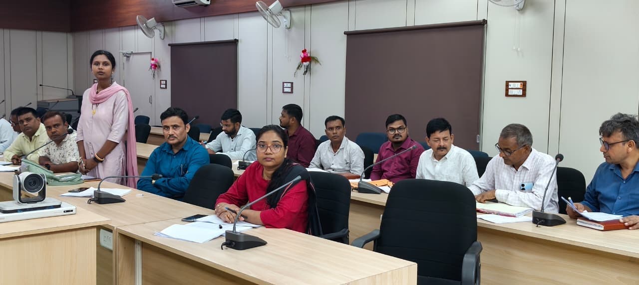 विद्यालयों की स्थिति पर डीएम नराज, सुधार नहीं होने पर कार्रवाई की चेतावनी