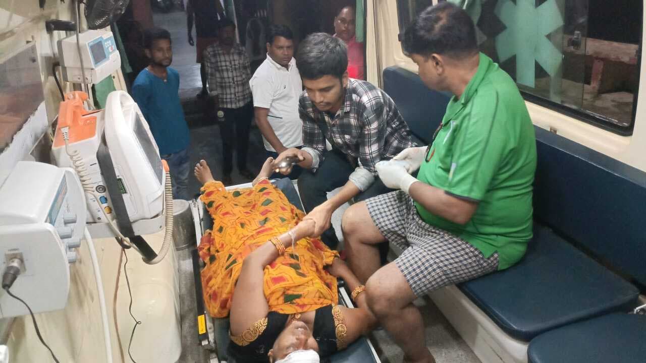 बैरियर से टकराने के बाद पिकअप में सवार महिला सहित दो की मौत