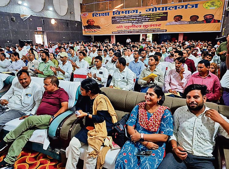 Gopalganj News : प्लस टू स्कूल के लिए लिपिक और परिचारी के 115 अभ्यर्थियों को मिला ज्वाइनिंग लेटर, खिल उठे चेहरे