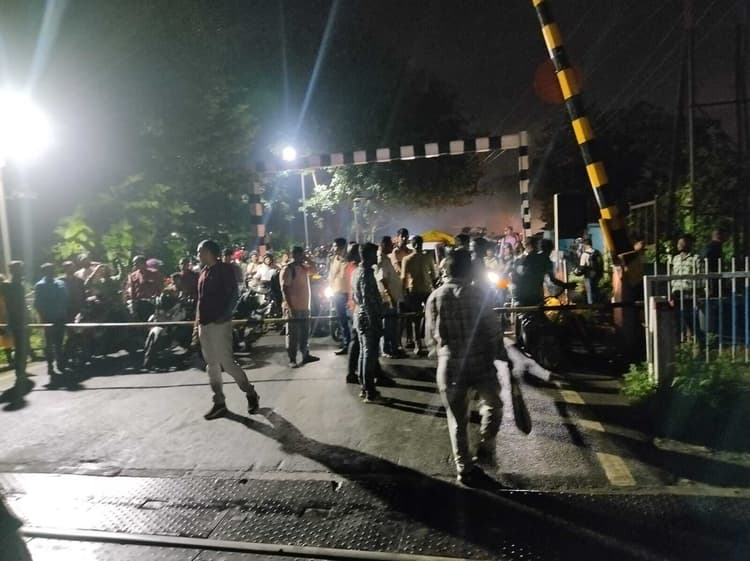 चांदनी चौक से मुख्यालय रोड में रेलवे फाटक घंटों जाम, परेशानी