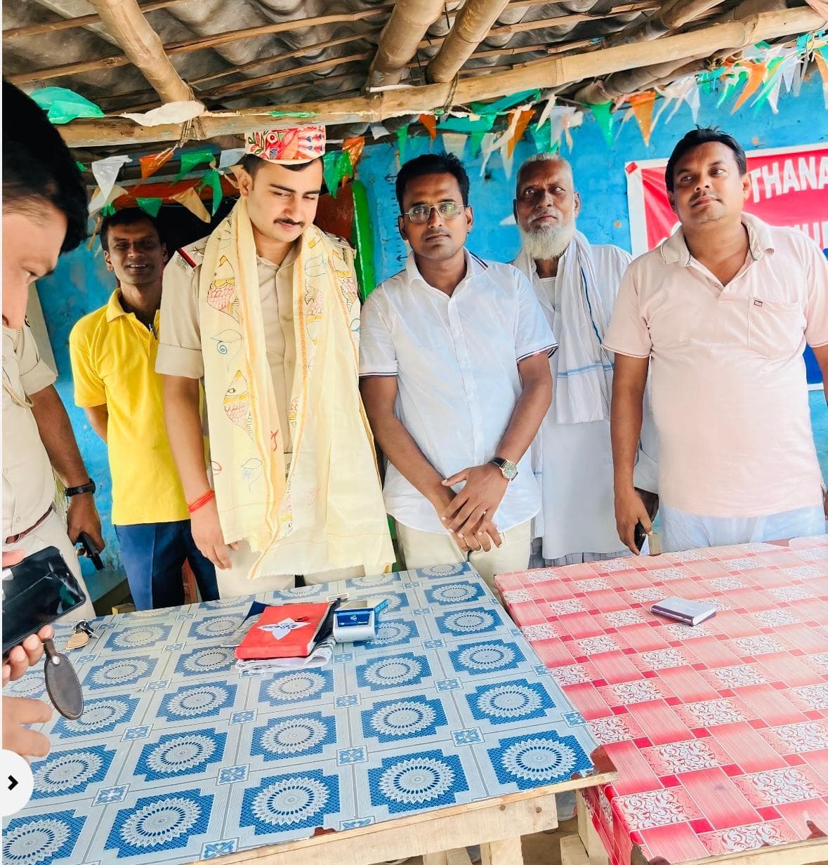 Madhubani News : स्थानीय लोगों ने नये थानाध्यक्ष को किया सम्मानित