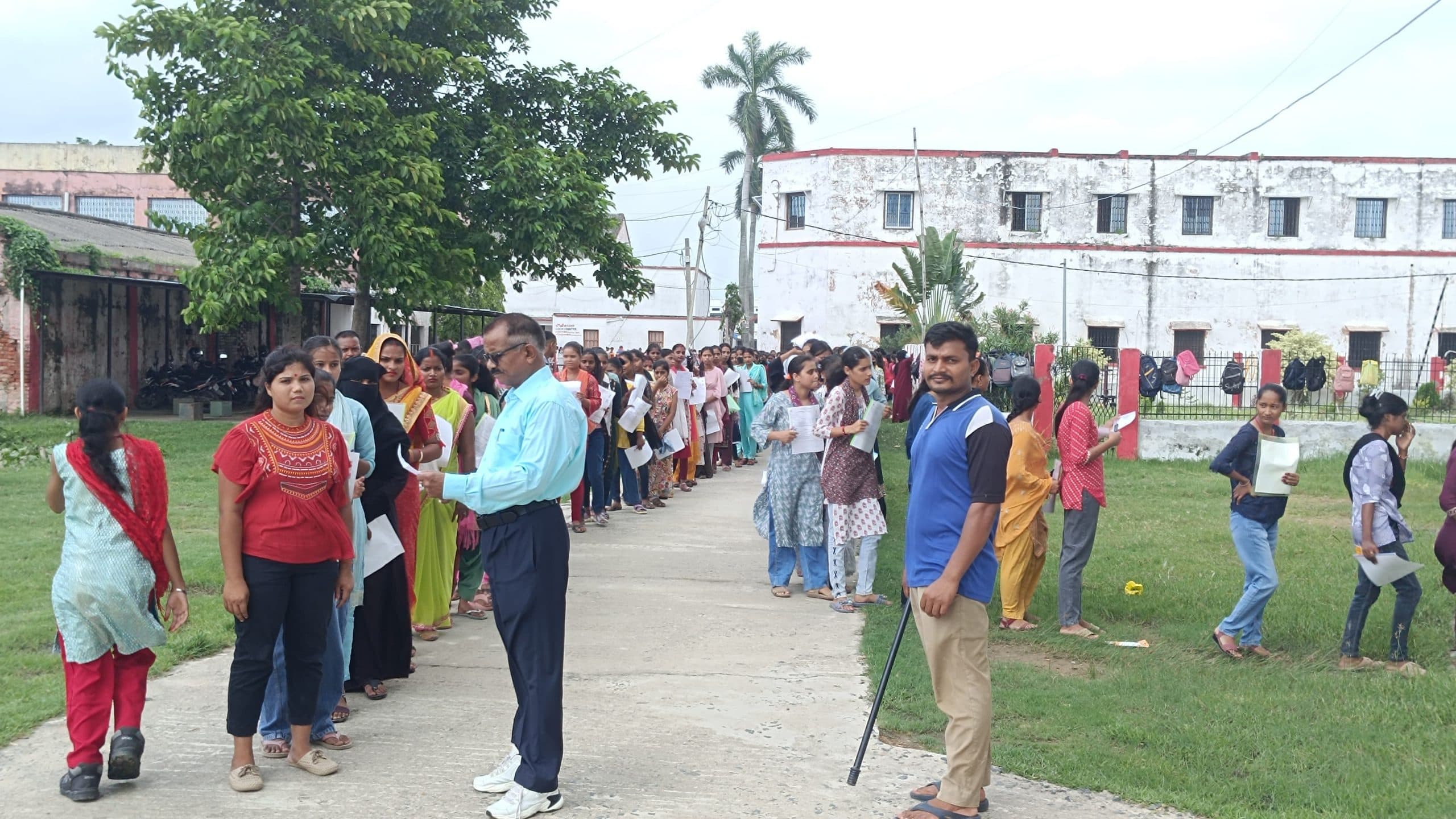 Madhubani News : जिले के 12 परीक्षा केंद्रों पर स्नातक द्वितीय सेमेस्टर की परीक्षा शुरू