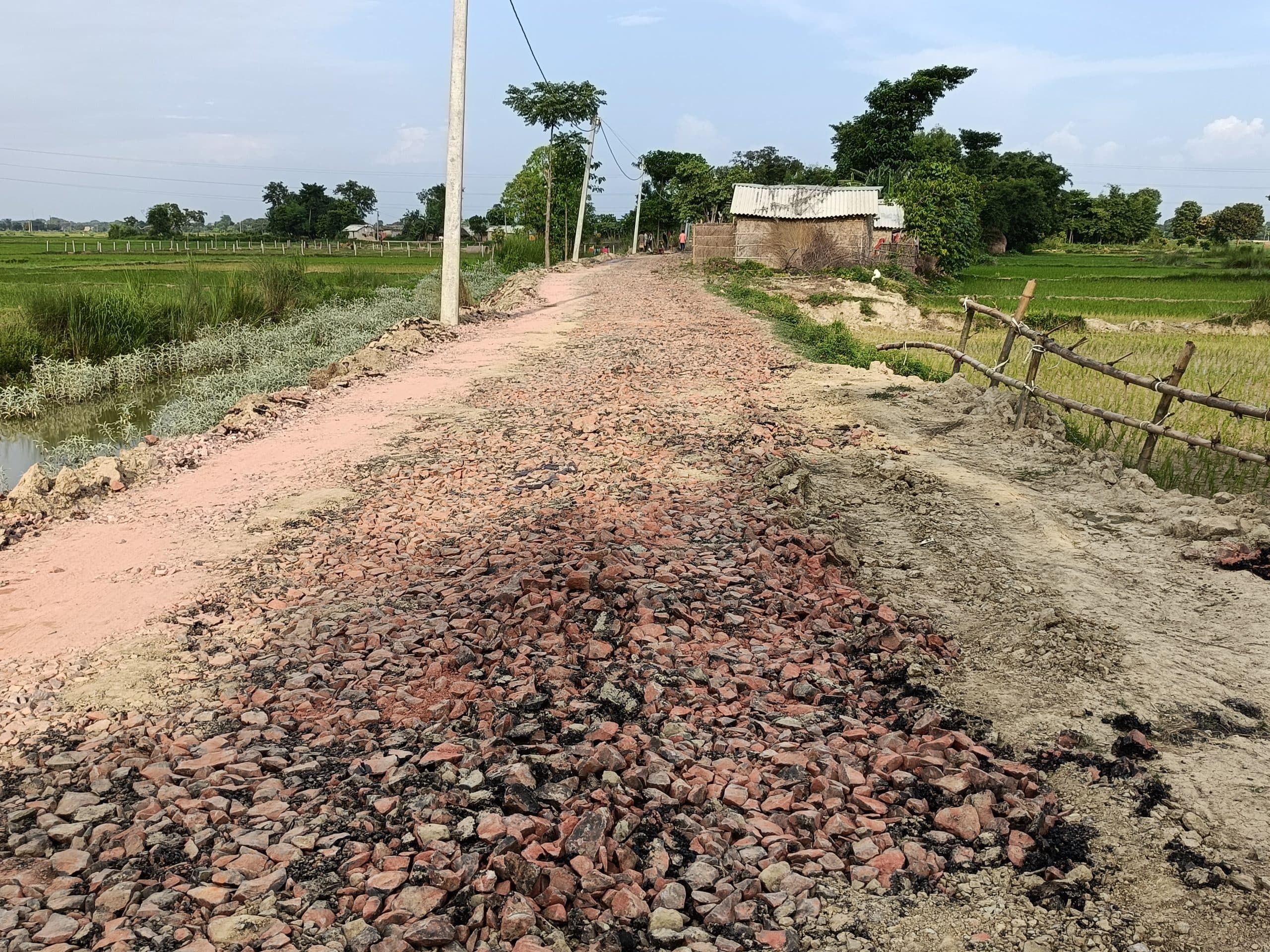 Madhubani News : ब्रह्मपुर से किसनीपट्टी गांधी टोल तक सड़क निर्माण में बरती जा रही अनियमितता