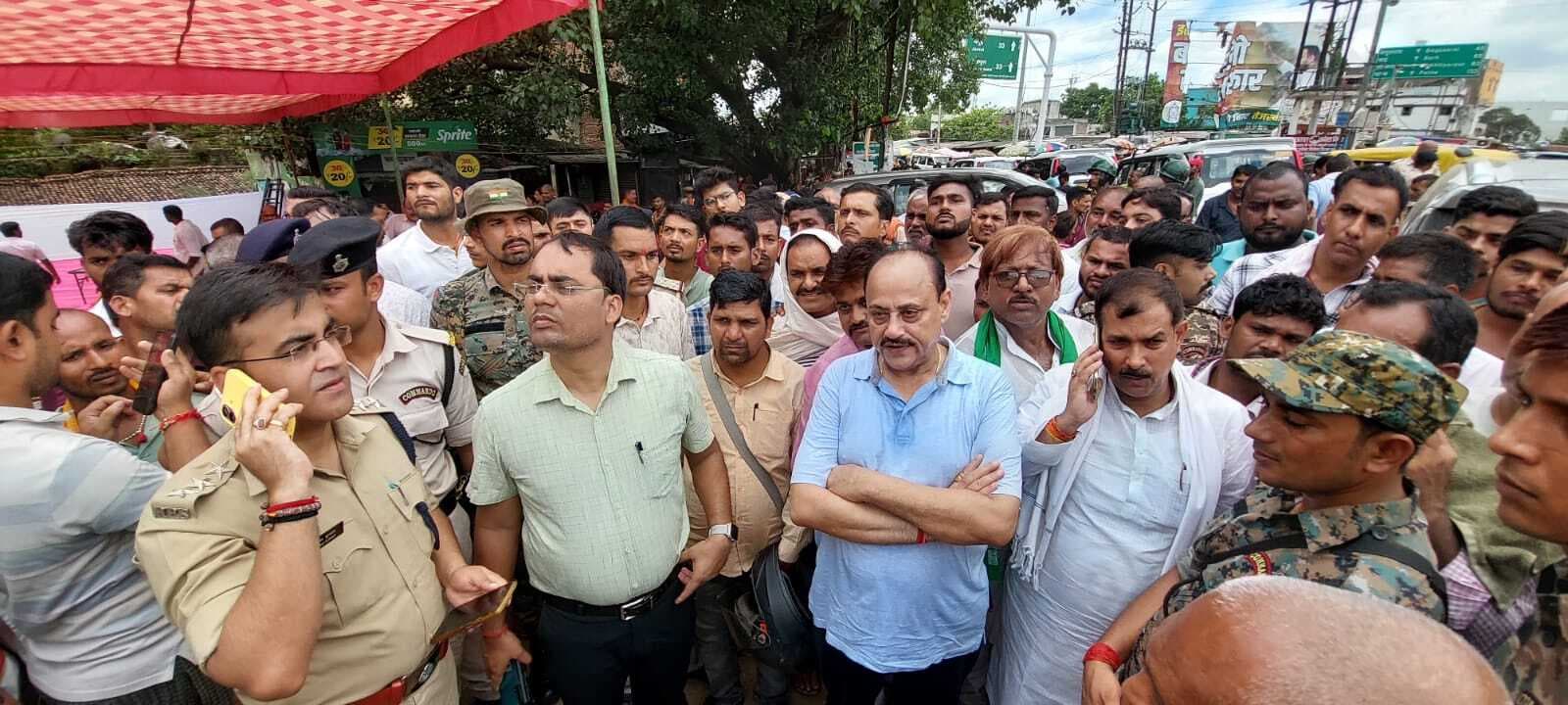 पोस्टर फाड़ने को लेकर विद्यापीठ चौक पर गरमायी राजनीति