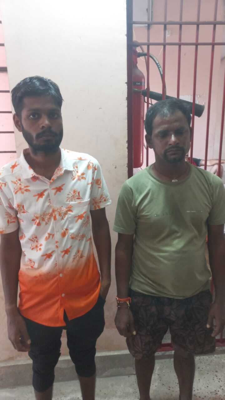 शराब के साथ दो तस्कर गिरफ्तार, बाइक जब्त