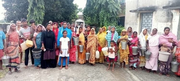 बाल्टी-बर्तन लेकर ग्रामीणों ने किया प्रदर्शन