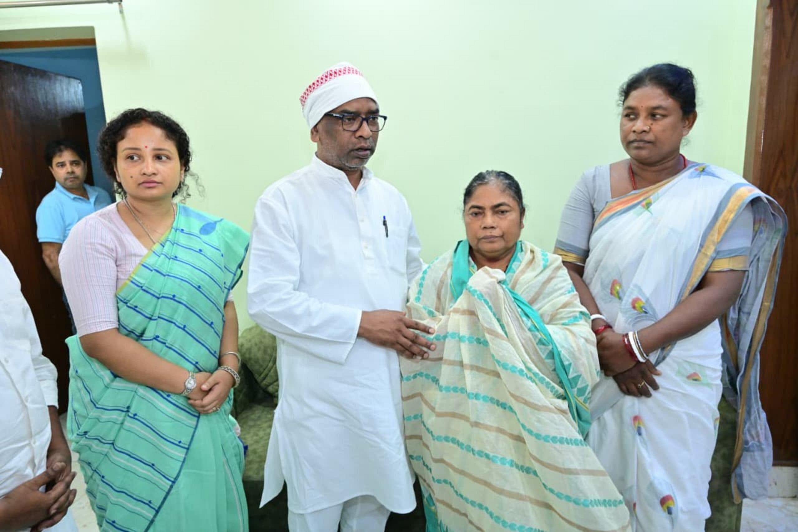 Jamshedpur News : मुख्यमंत्री हेमंत सोरेन व कल्पना सोरेन ने घोड़ाबांधा पहुंच पूर्व मंत्री रामदास सोरेन को दी श्रद्धांजलि, कही ये बात