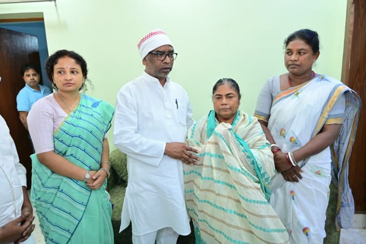 Jamshedpur News : मुख्यमंत्री हेमंत सोरेन व कल्पना सोरेन ने घोड़ाबांधा पहुंच पूर्व मंत्री रामदास सोरेन को दी श्रद्धांजलि, कही ये बात