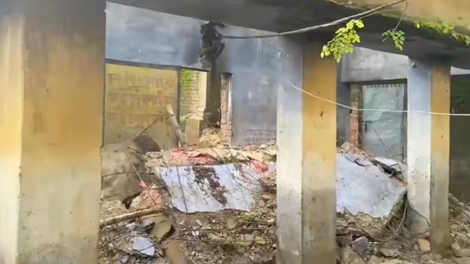 जर्जर भवन की छत गिरी, पोती को बचाने में दादा की गयी जान