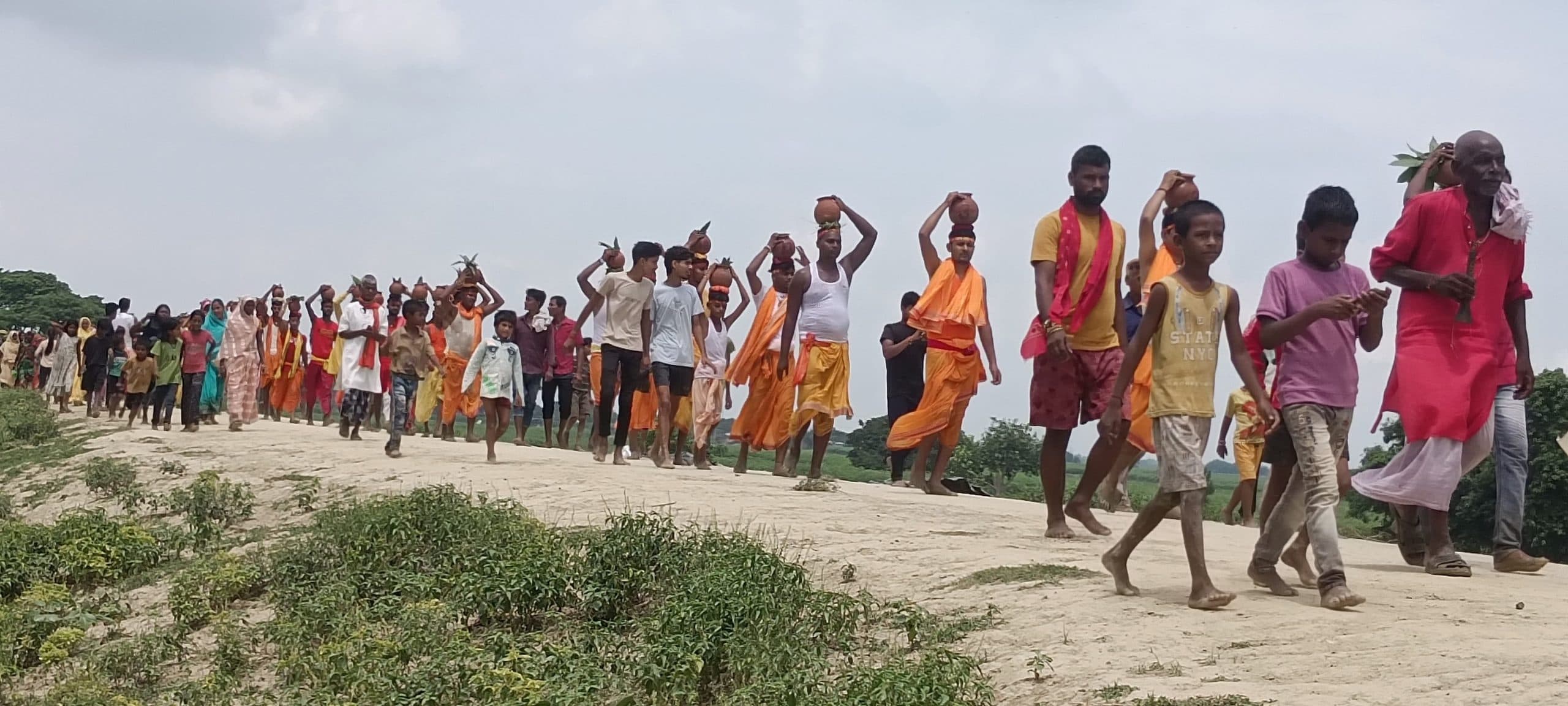 Samastipur : जगमोहरा में ढोल-नगाड़े के बीच अष्टयाम महायज्ञ का शुभारंभ