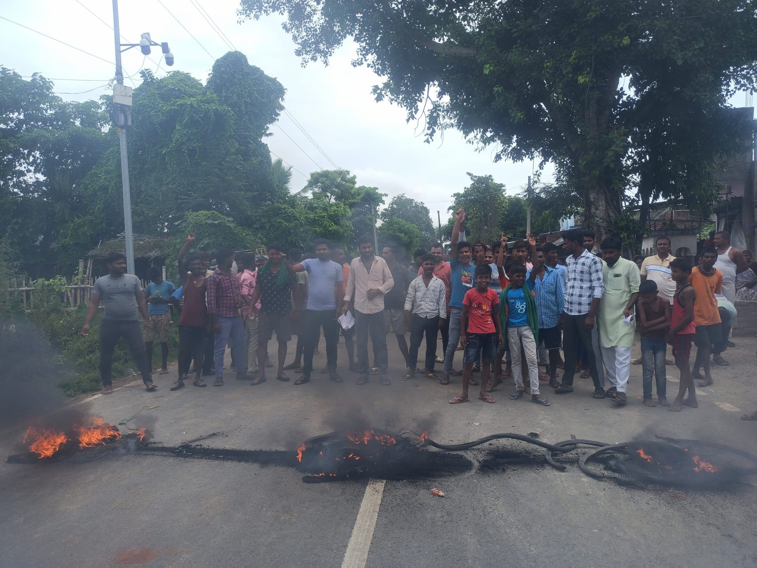 बिजली संकट से परेशान उपभोक्ताओं ने सुपौल-सिंहेश्वर मार्ग किया जाम, अधिकारियों ने दिया आश्वासन