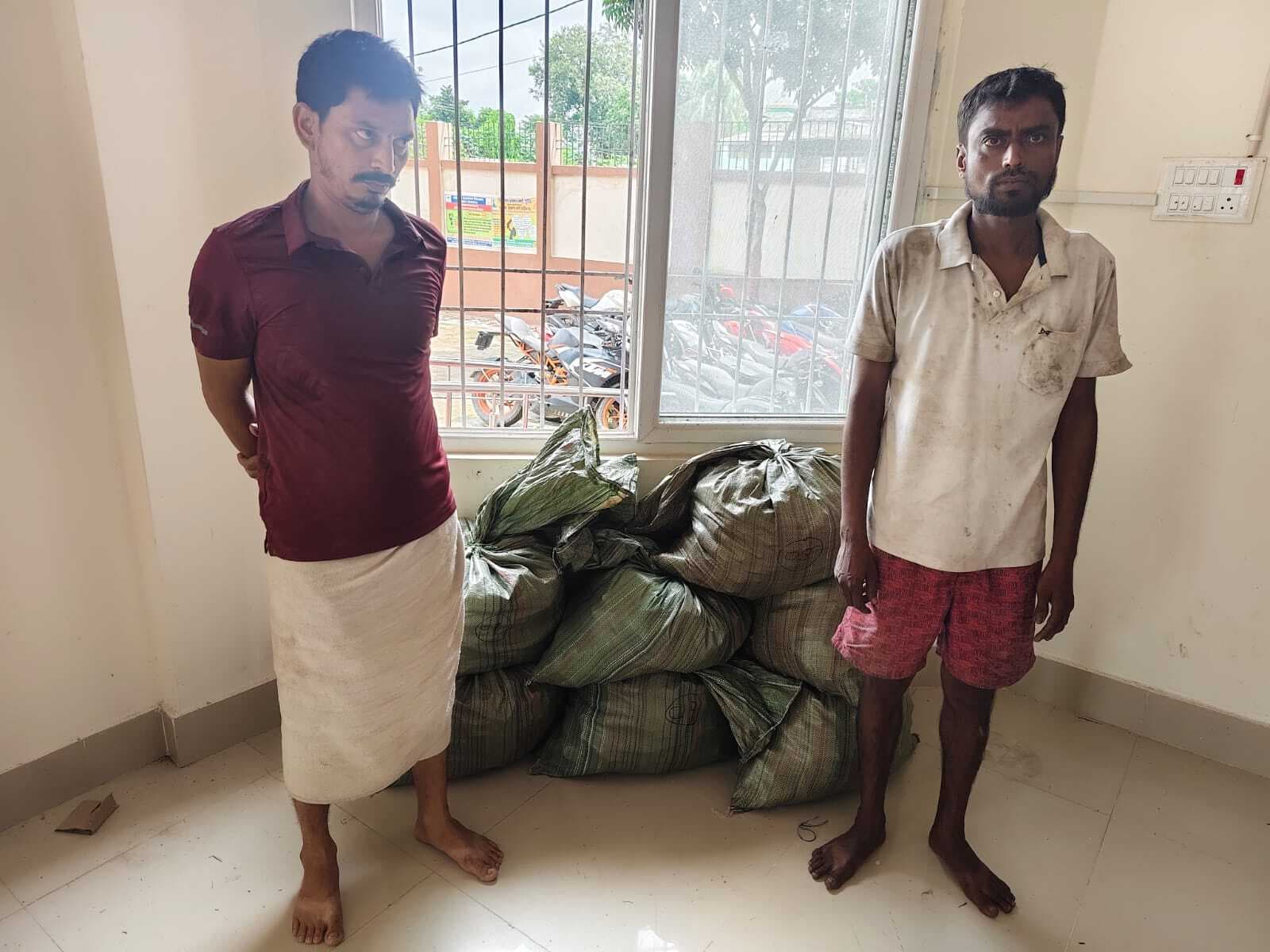 1377 बोतल कोडीनयुक्त कफ सिरप के साथ दो अंतरजिला गिरोह के तस्कर गिरफ्तार