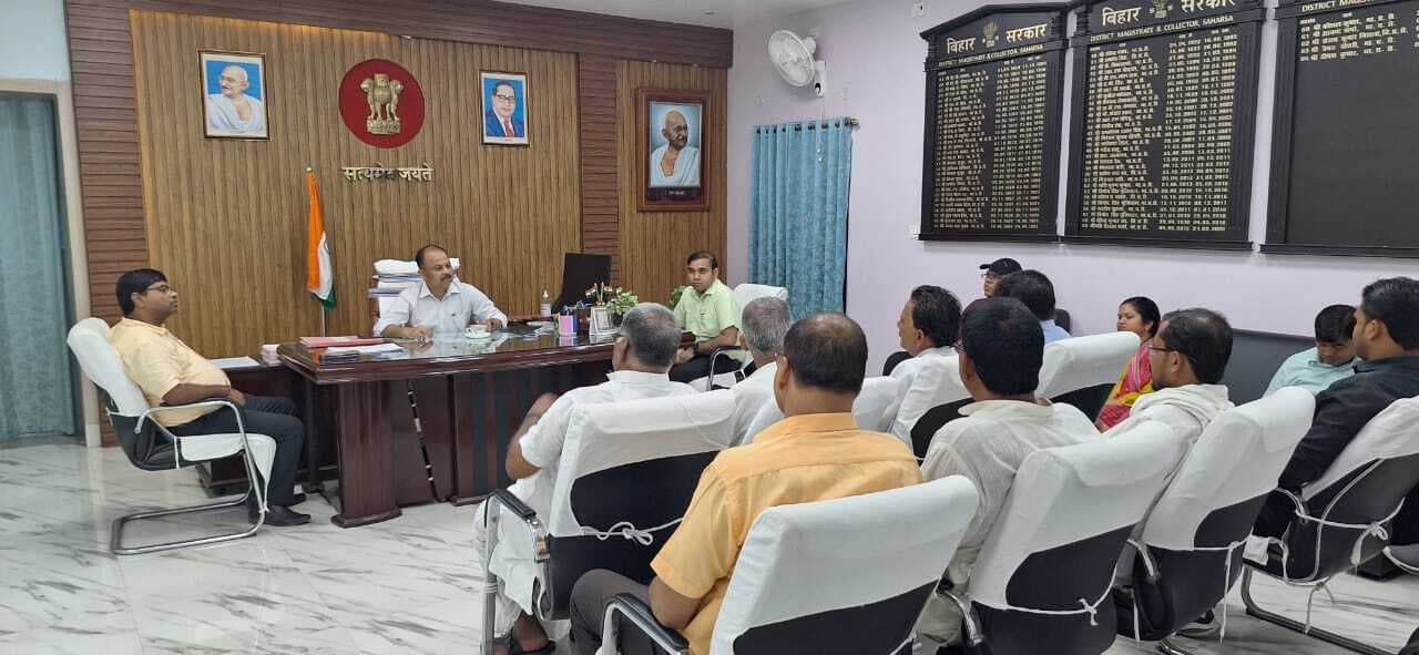 शहरी क्षेत्र की मुख्य समस्याओं को लेकर डीएम ने जनप्रतिनिधियों के साथ की बैठक