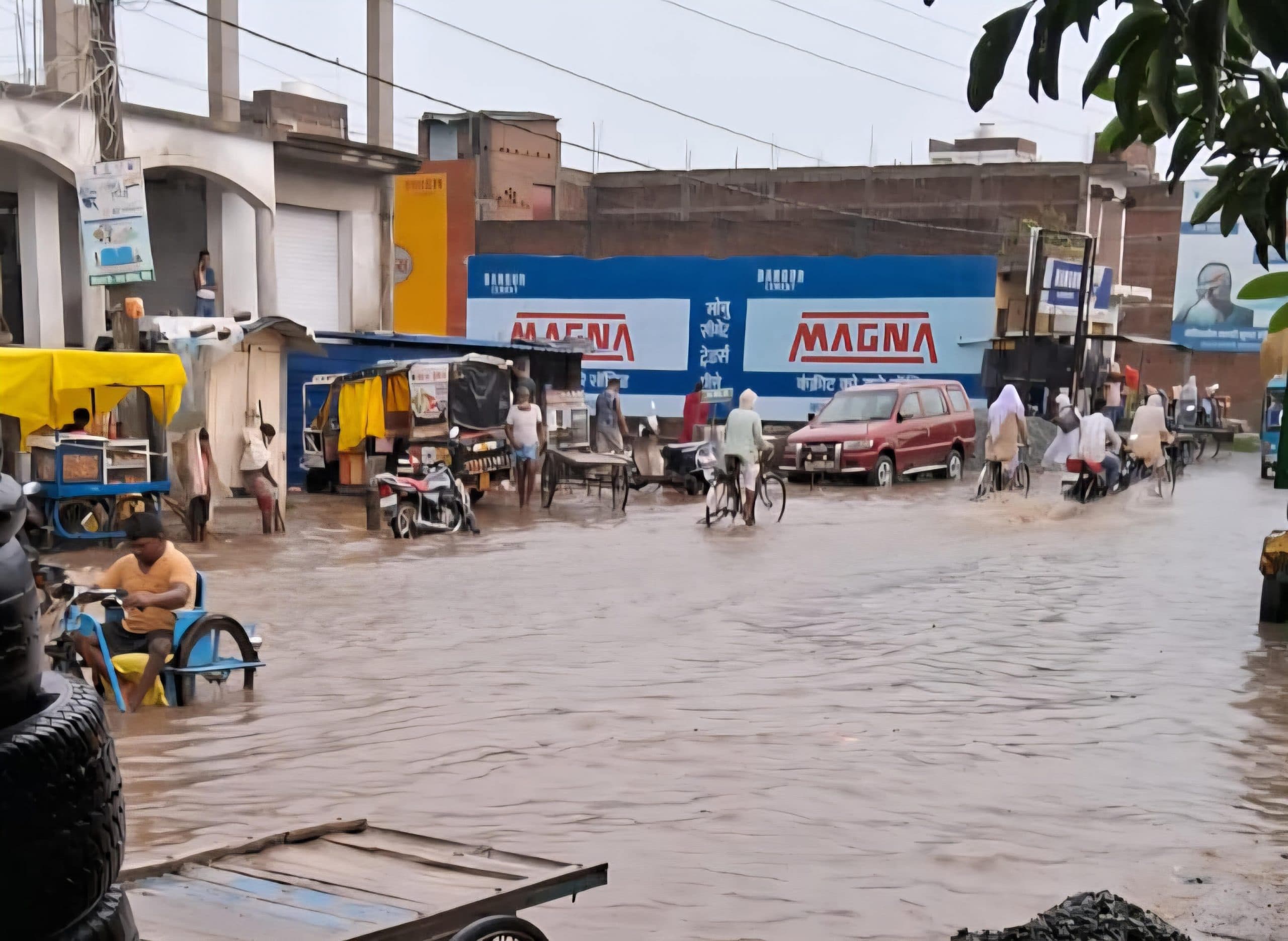 बारिश के पानी में डूबा बिहिया-बिहटा स्टेट हाइवे, राहगीरों को परेशानी