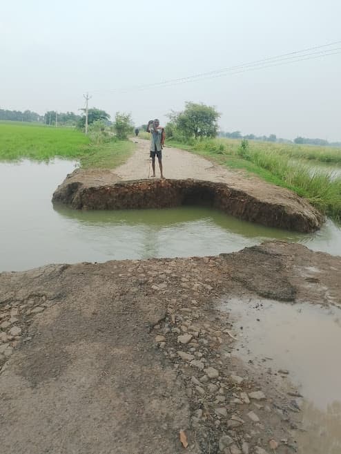 पानी की धार ने बहा अरंडा-वासवानपुर पथ कई गांवों का टूटा संपर्क