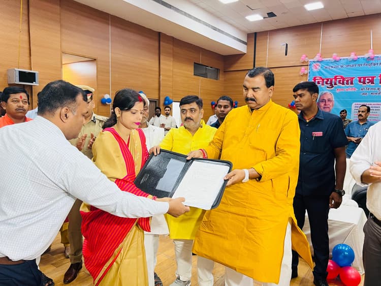 मंत्री ने अनुकंपा आधारित पांच सौ नियुक्ति पत्र बांटा