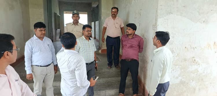 Motihari: डिस्पैच सेंटर बनाए जाने को लेकर एसडीओ ने किया निरीक्षण
