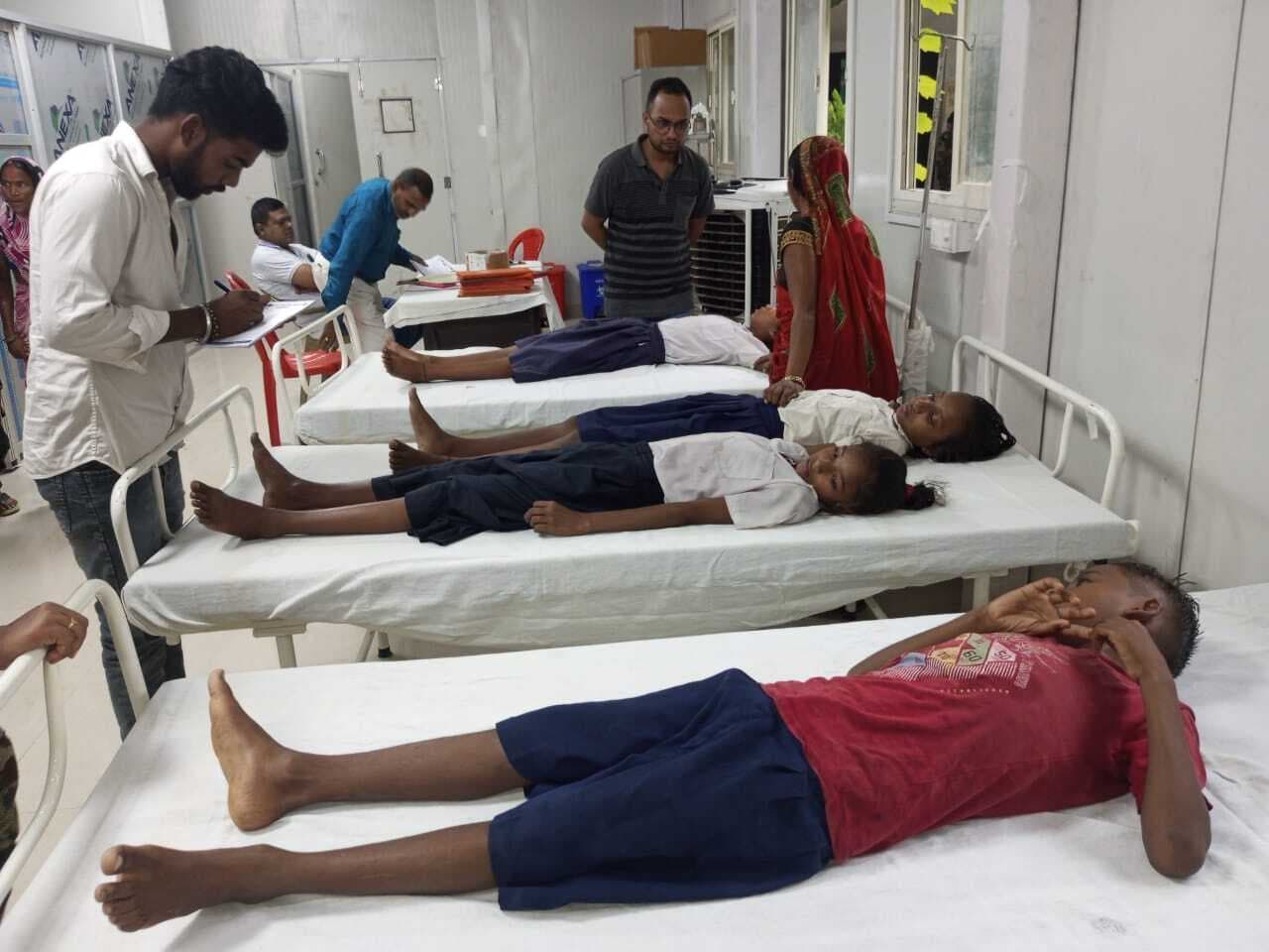 पिरवा मध्य विद्यालय में मिड डे मील खाने के बाद बच्चे बीमार, अस्पताल में भर्ती