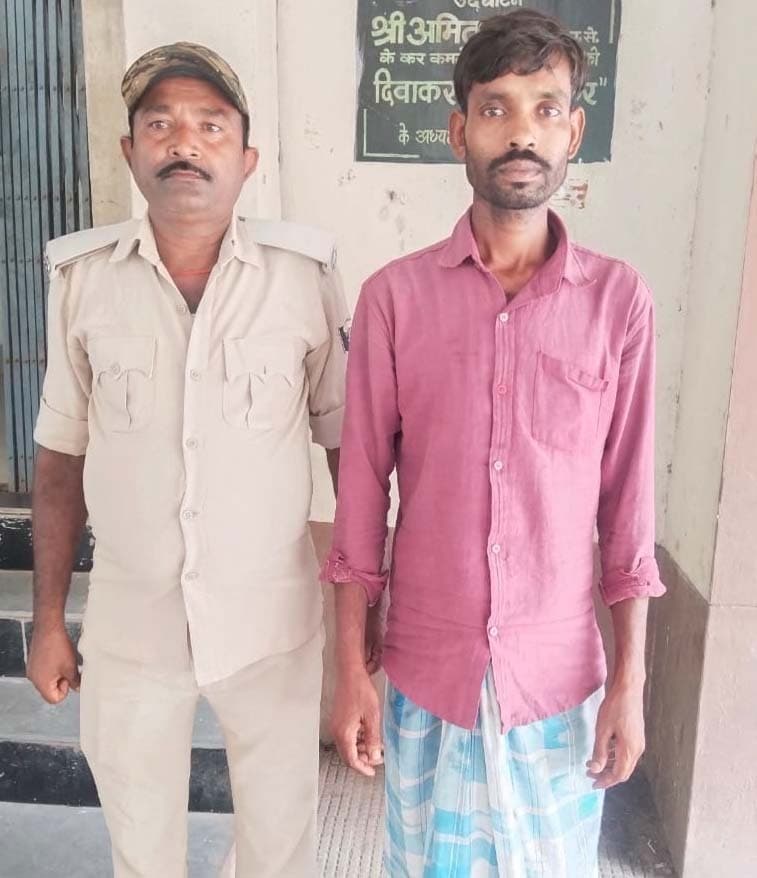 मालोपाड़ा में 16 लीटर शराब के साथ युवक को दबोचा